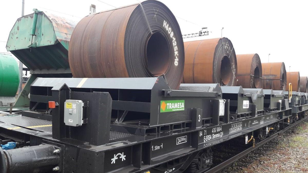Bobinas de acero cargadas en el tren para la empresa "Leon Coated Steel" , ayer, en El Musel