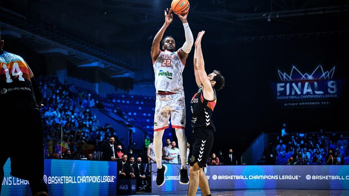Sek Henry, del Karsiyaka, davant de Benite, en l'última final de la competició