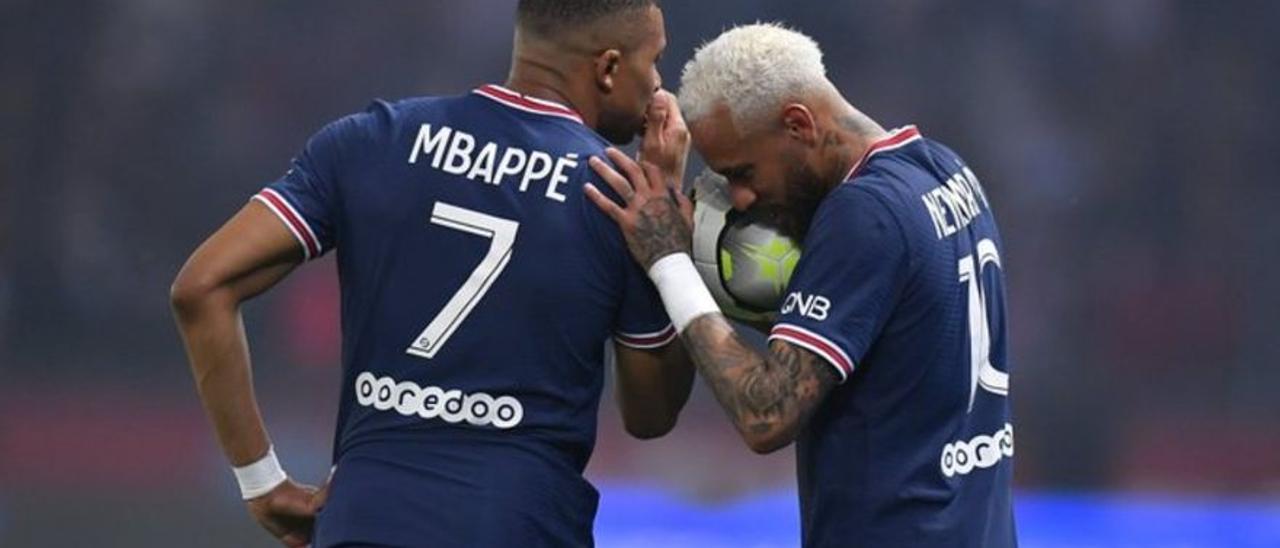 Mbappé cuchichea con Neymar durante un partido.