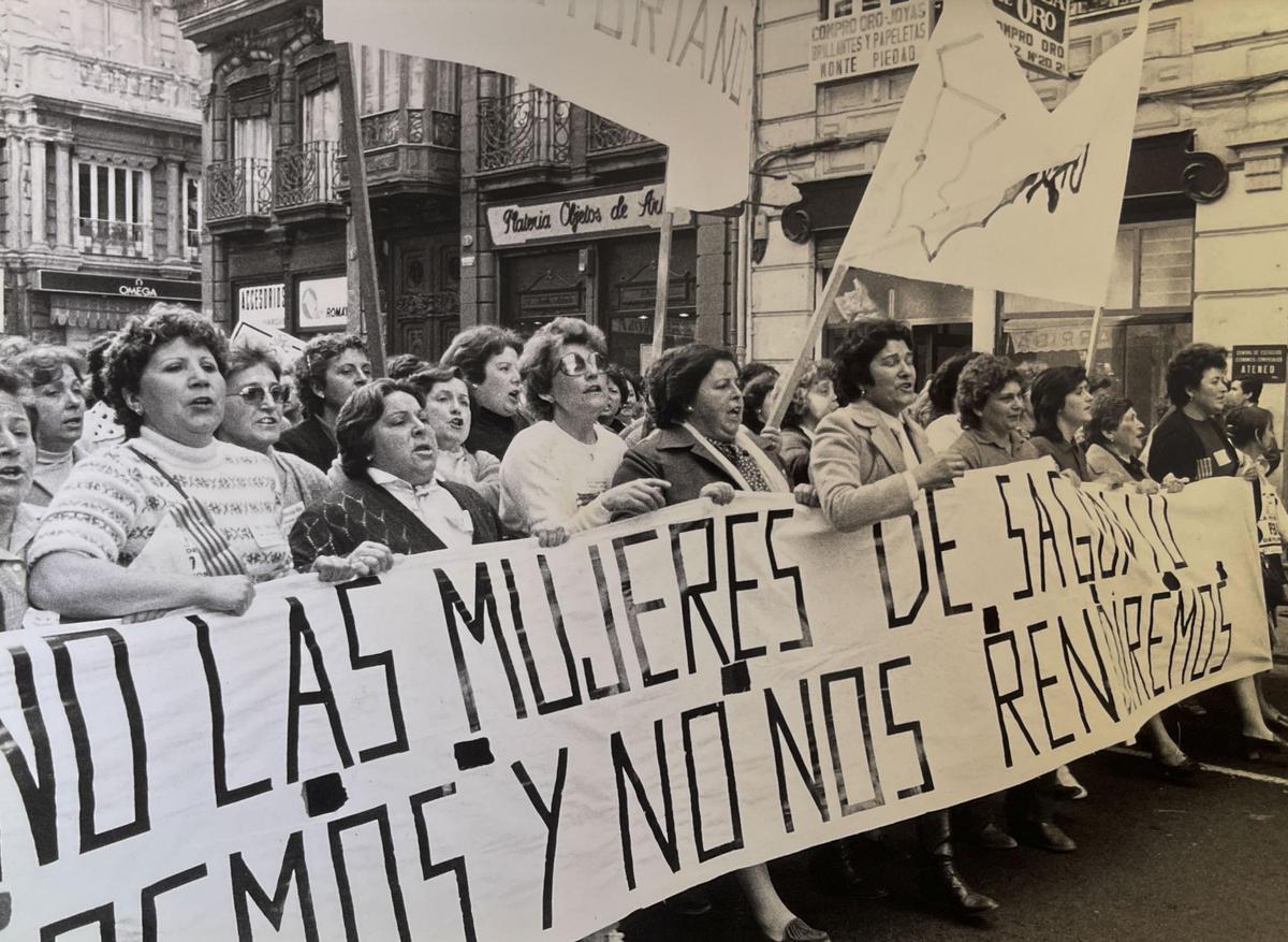Manifestación liderada por mujeres contra el cierre de los Altos Hornos.