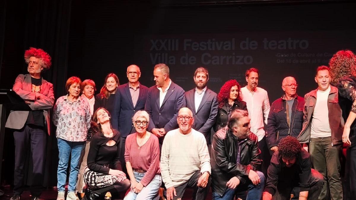 Los representantes de Fénix Teatro, en primera fila.