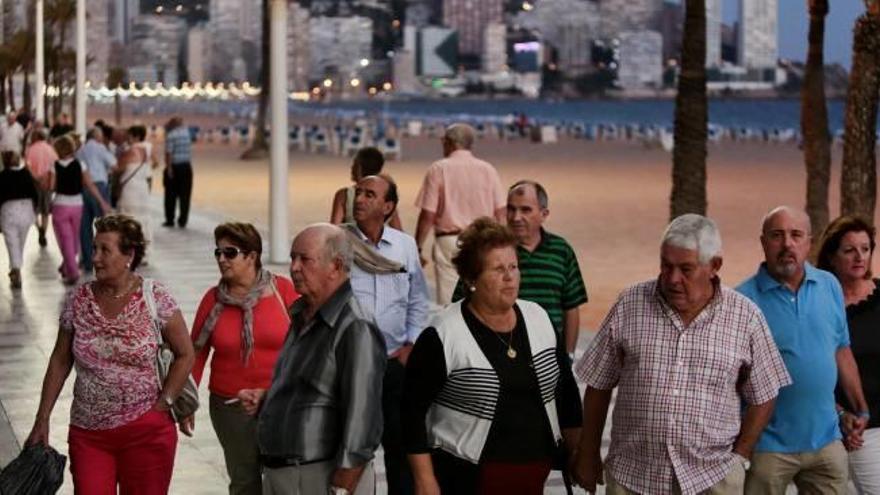 Jubilados del programa de vacaciones del Imserso paseando por la playa de Levante de Benidorm el invierno pasado