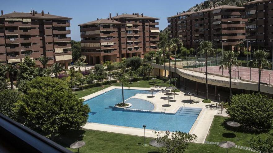 Una piscina de una urbanización.