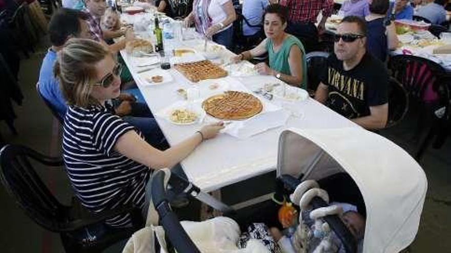 Multitudinaria folixa en Illas para dar la bienvenida al verano