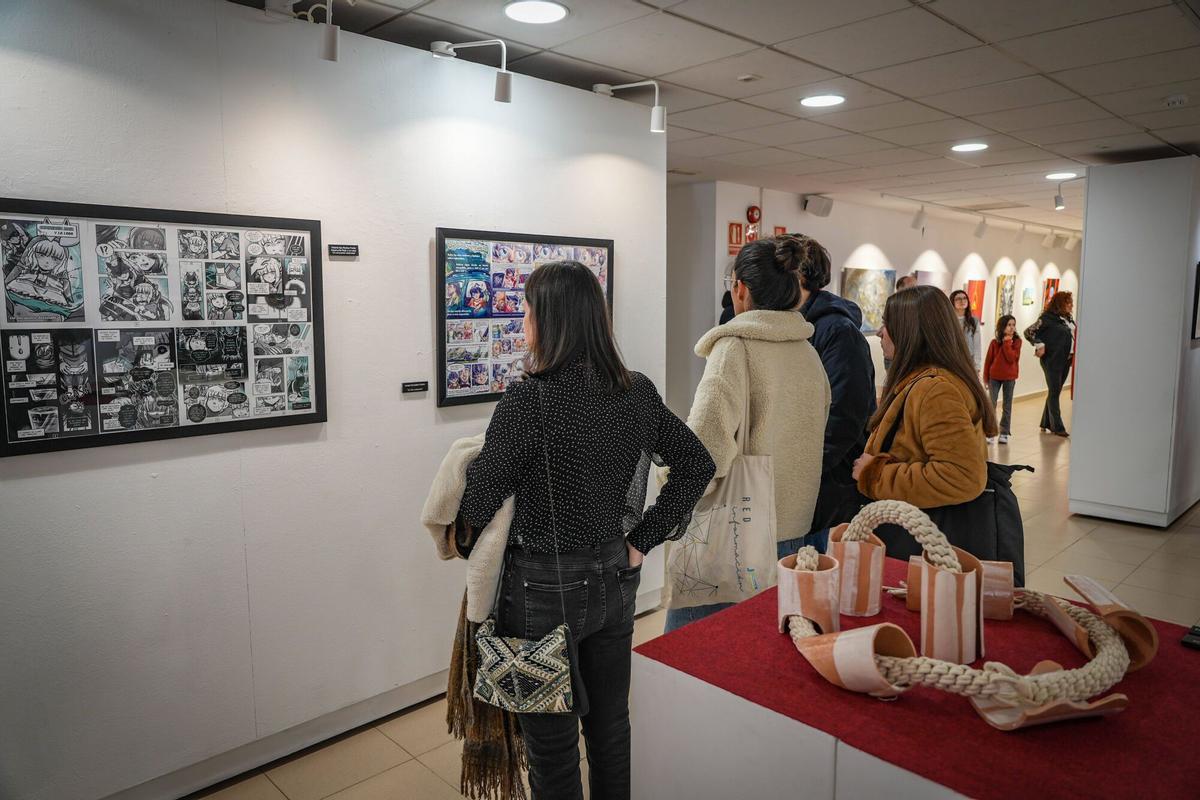 Público contempla las obras expuestas en la pasada edición de los Premios JABA.