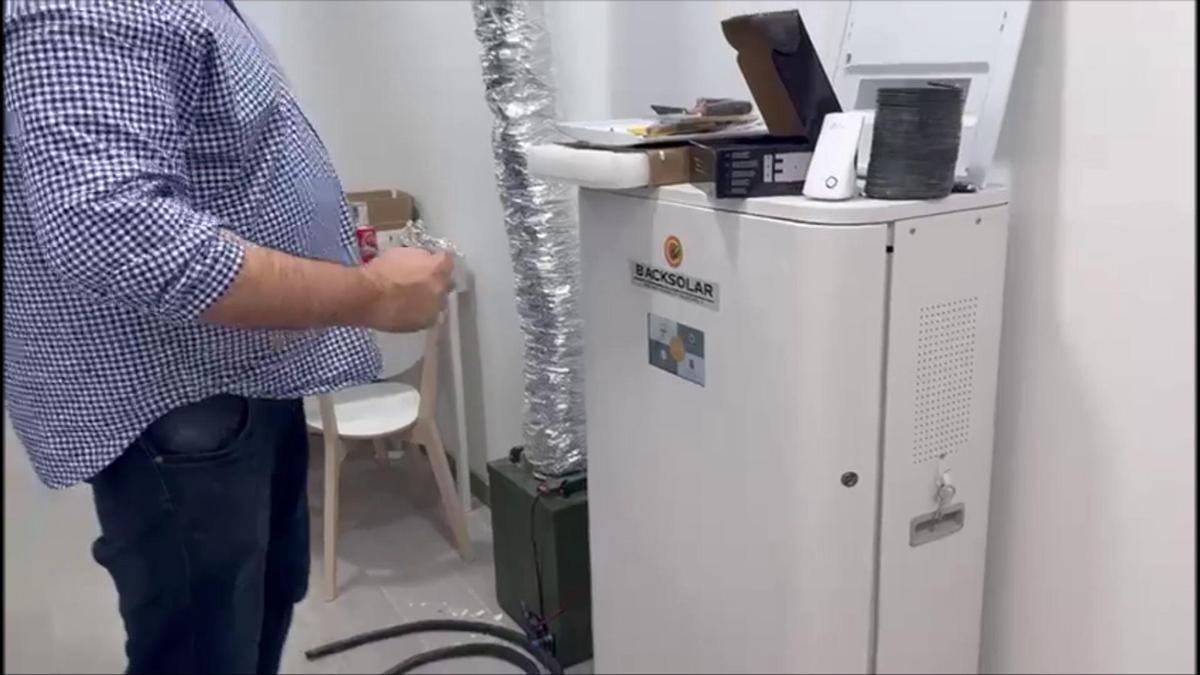 Este aparato es el inversor: el encargado de controlar el suministro de energía de todo el búnker.