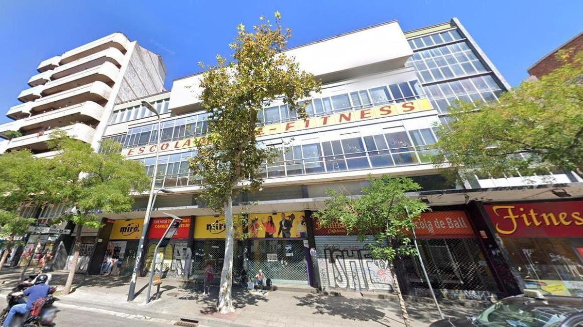 Edificio del antiguo cine Liceu, en la calle de Sants número 82