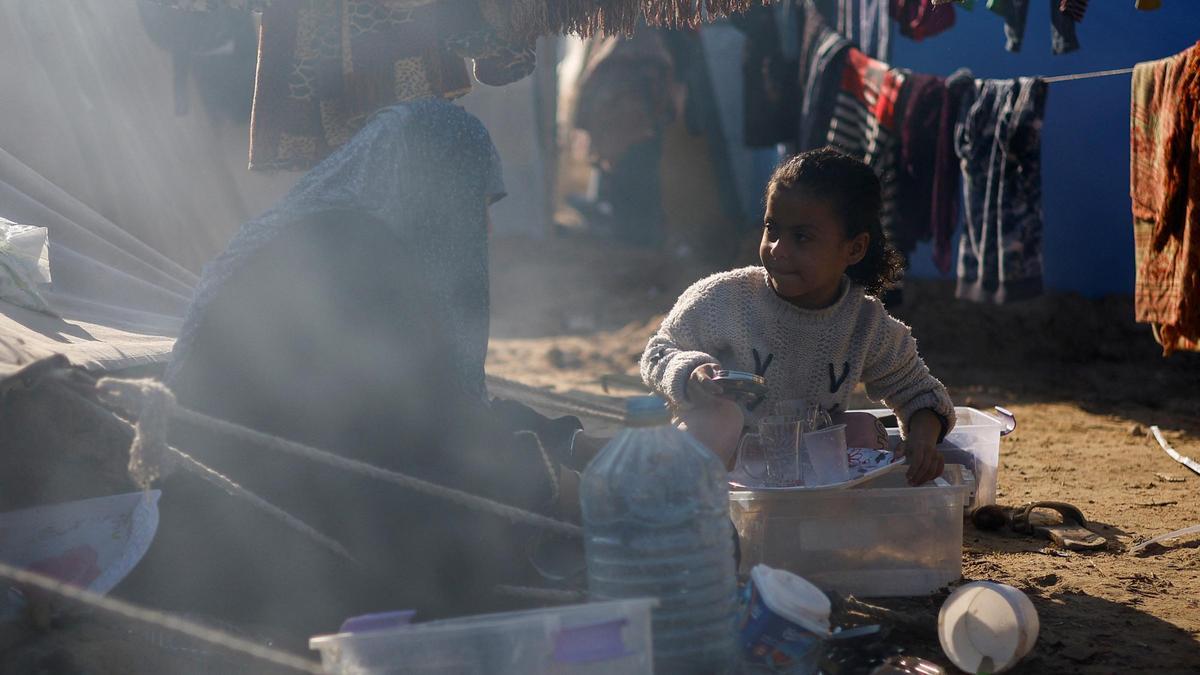 Desplazados palestinos se cobijan en campamentos en Rafah