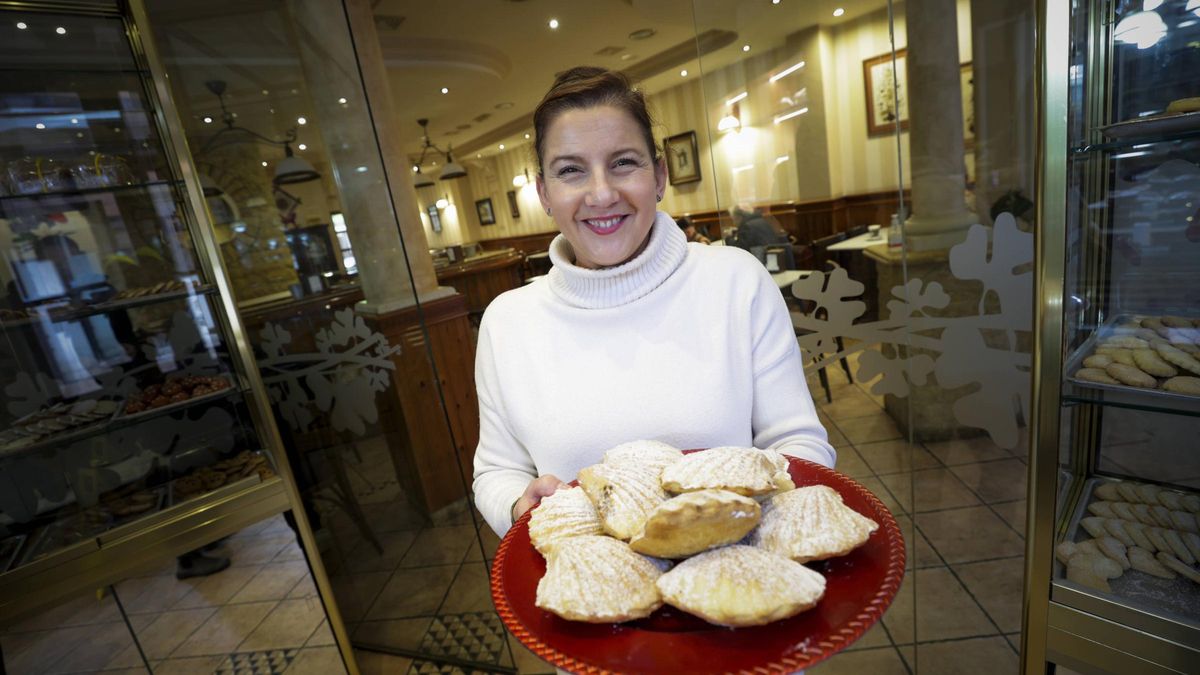 Carolina Fernández, con una bandeja de unidades del &quot;pastel del peregrino&quot;.