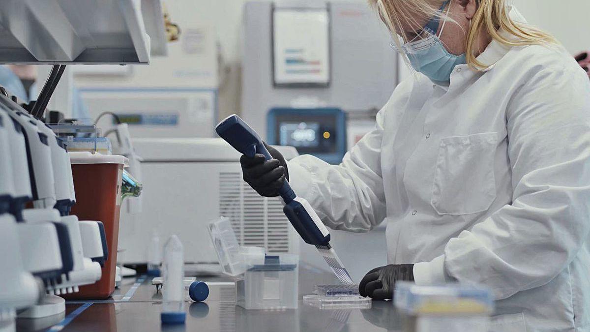 Una científica trabaja en la vacuna contra el Covid en los laboratorios de Moderna.