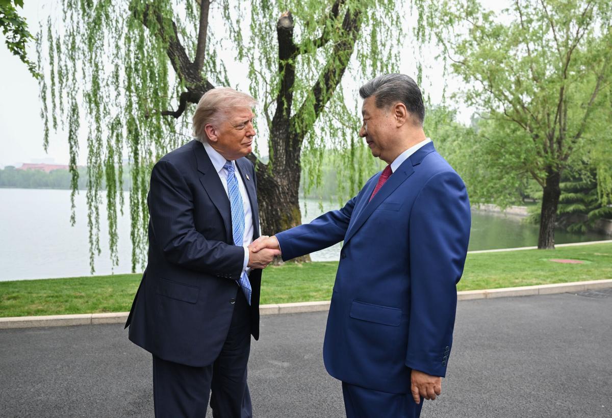 PEKÍN, 15/05/2026.- El presidente estadounidense, Donald Trump (i), y su homólogo chino, Xi Jinping, durante el encuentro que celebraron en Zhongnanhai, el complejo cercano a la Ciudad Prohibida de Pekín, que acoge a la cúpula del Partido Comunista de China (PCCh, gobernante). EFE/ Ministerio de Asuntos Exteriores de China   - SOLO USO EDITORIAL/SOLO DISPONIBLE PARA ILUSTRAR LA NOTICIA QUE ACOMPAÑA (CRÉDITO OBLIGATORIO). - SOLO USO EDITORIAL/SOLO DISPONIBLE PARA ILUSTRAR LA NOTICIA QUE ACOMPAÑA (CRÉDITO OBLIGATORIO) -