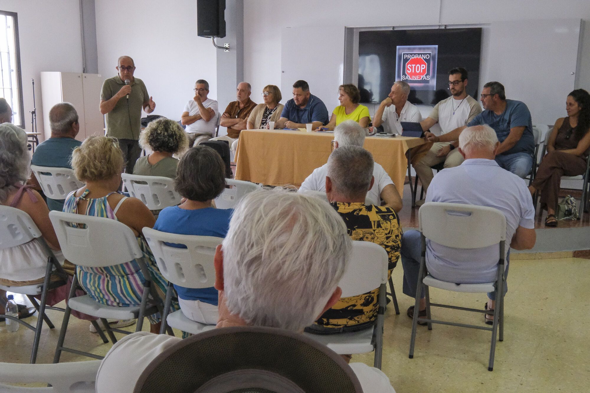Reunión de representantes de las plataformas de Salinetas y Los Realejos contrarios a las plantas de gas propano