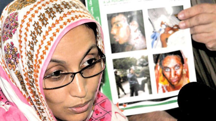 Haidar muestra fotografías en las que aparece ensangrentada junto a otros activistas saharauis.