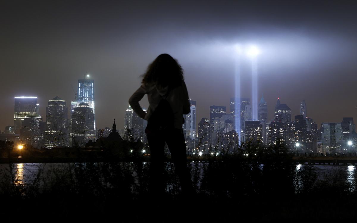 Dos focos de luz recuerdan el lugar donde se levantaron las Torres Gemelas en el décimo aniversario de la tragedia.