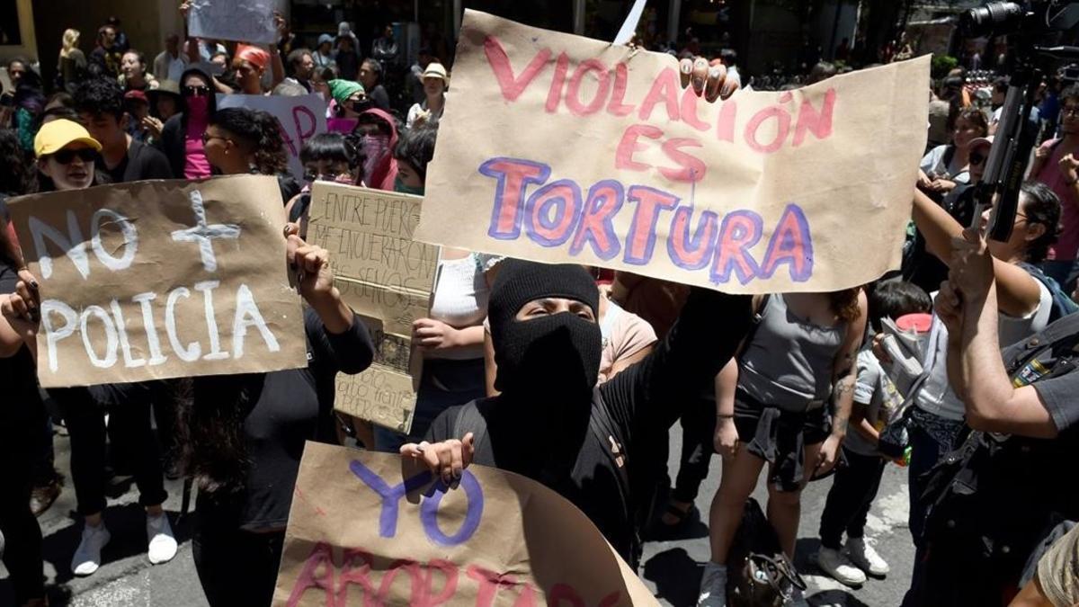 Un grupo de activistas participa en una protesta contra la policía después de que cuatro policías hayan sido acusados de violar a una menor el último fin de semana en el barrio de Azcapotzalco.