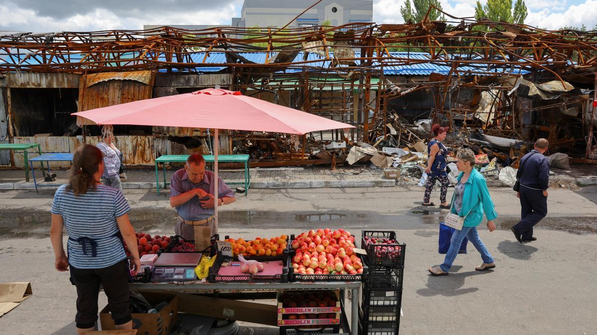 Un puesto de frutas en un mercado en Donetsk. 