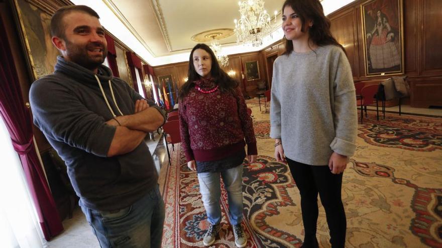 Fabio Meazza, Anete Poluge y Raquel Ruiz, ayer, en el salón de recepciones del Ayuntamiento