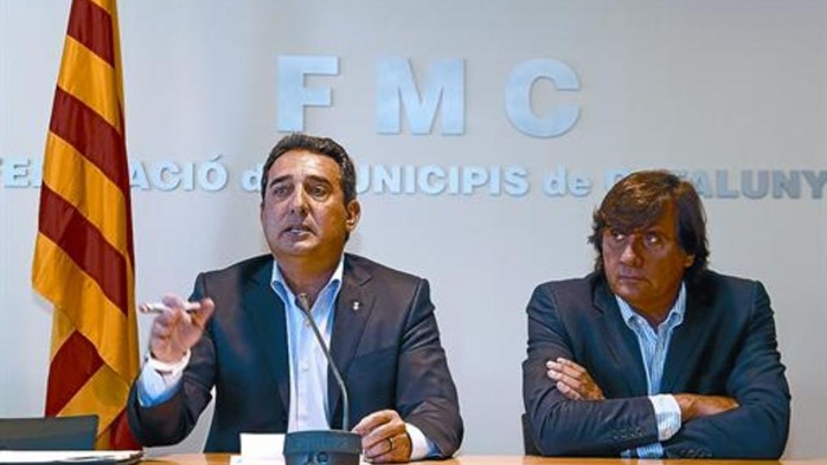 El presidente de la Federació de Municipis de Catalunya, Manuel Bustos (izquierda), y el secretario general de la institución, Adolfo Moreno, ayer.