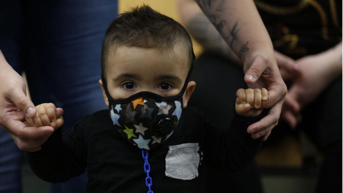 Vall d'Hebron trasplanta el primer 'niño burbuja' de Catalunya