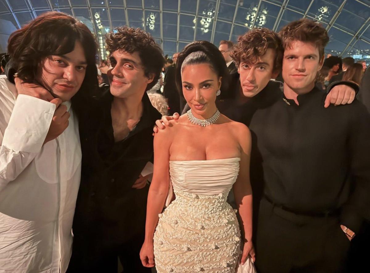 Carlos González, Javier Ambrossi, Guitarricadelafuente y Miguel Bernardeau junto a Kim Kardashian