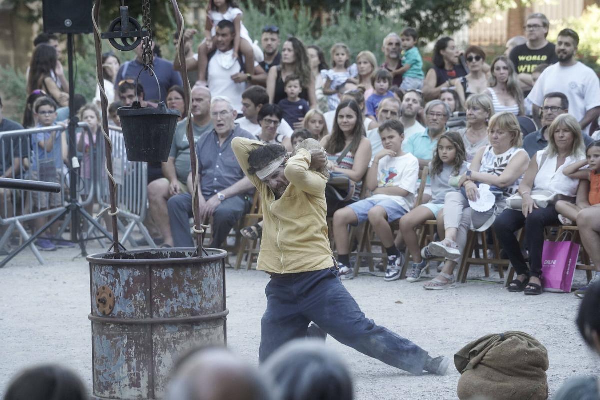 L'espectacle "Mira't" als Jardins del Casino de Manresa L'espectacle "Mira't" als Jardins del Casino de Manresa