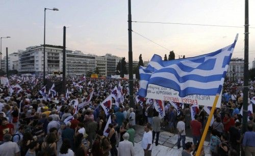 Miles de griegos han salido a las calles de Atenas para protestar contra las medidas que Tsipras ha remitido a Bruselas para acceder al rescate