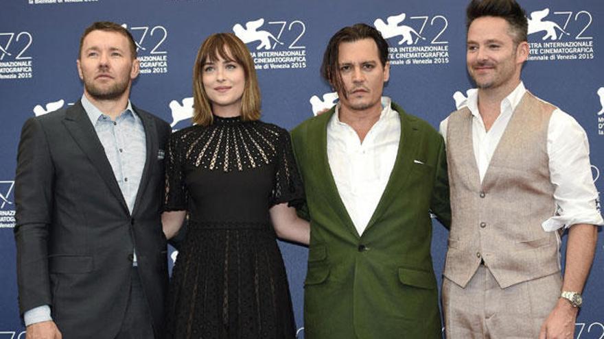 Johnny Depp, Dakota Johnson, Scott Cooper  y Joel Edgerton