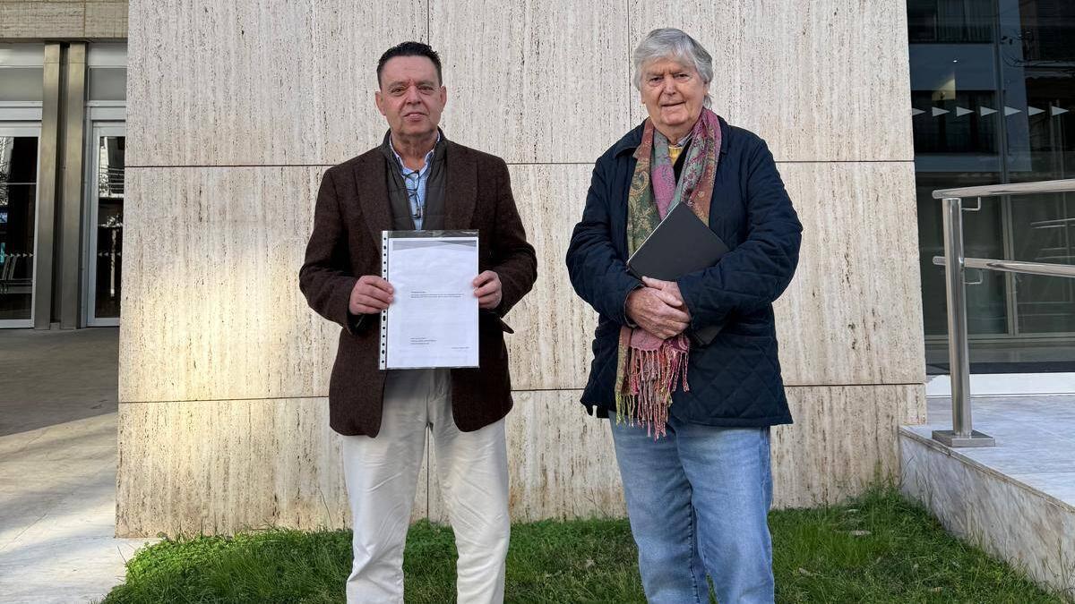 Alejandro Lopez-Cortijo y Daniel de Busturia, representante de la plataforma, momentos antes de entregar el contrainforme.