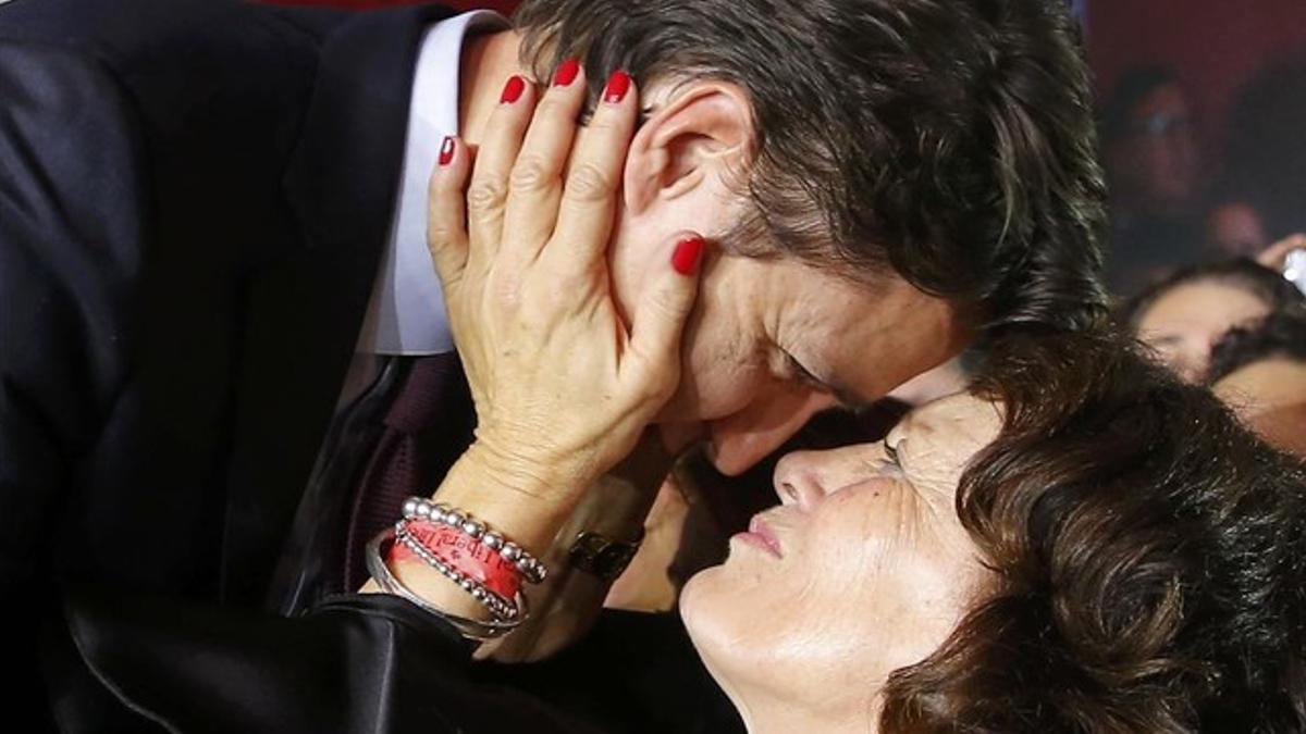 El nuevo primer ministro Justin Trudeau, abrazado por su madre Margaret.