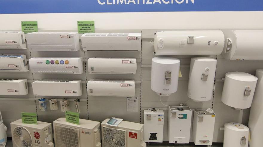 Klimaanlagen in einem Geschäft: Es soll weniger gekühlt werden. | FOTO: DAVID GARCIA FERNANDEZ