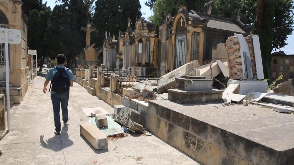 El cementerio olvidado de Alicante: maleza, abandono y tumbas históricas destrozadas