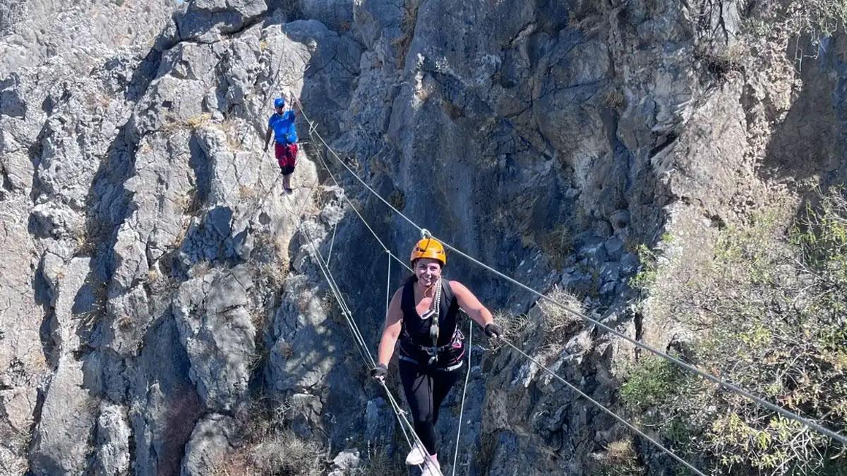 La vía ferrata situada en el Caminito del Rey ha sido una actividad muy demandada por la juventud en el programa 'Veranea' de la Diputación de Málaga.
