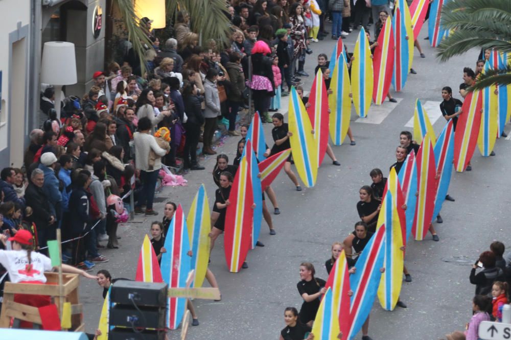 Las comparsas de los colegios protagonizan la rúa