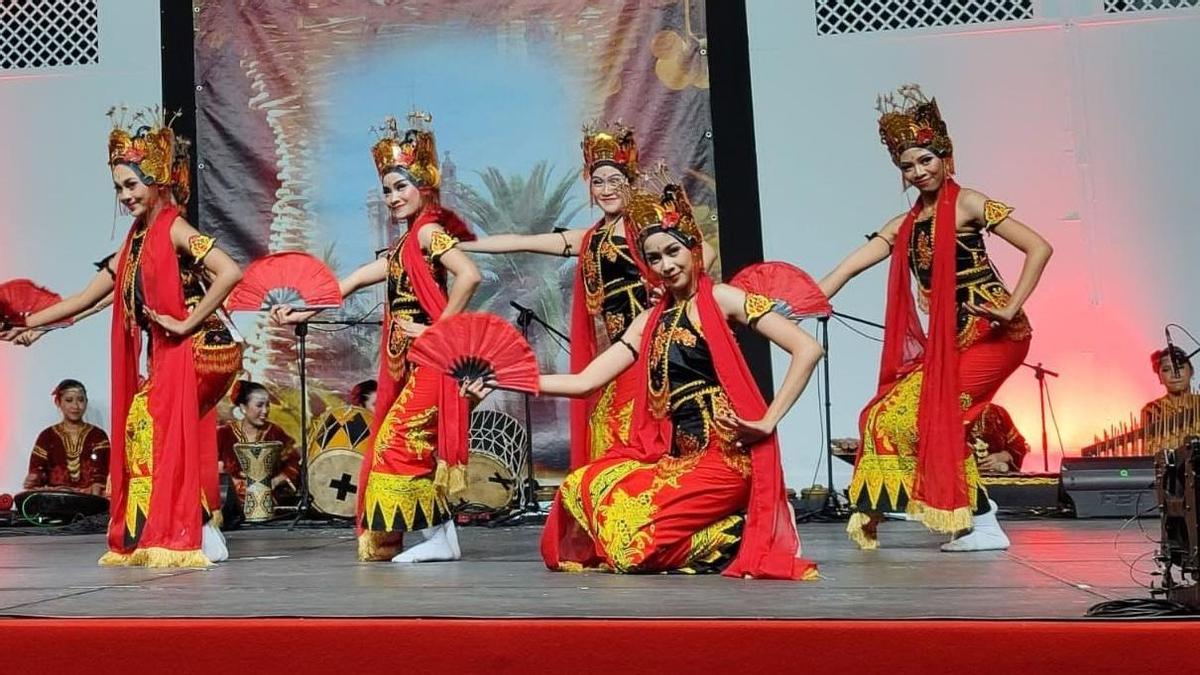 Grupo folclórico de Indonesia en Festibarros.