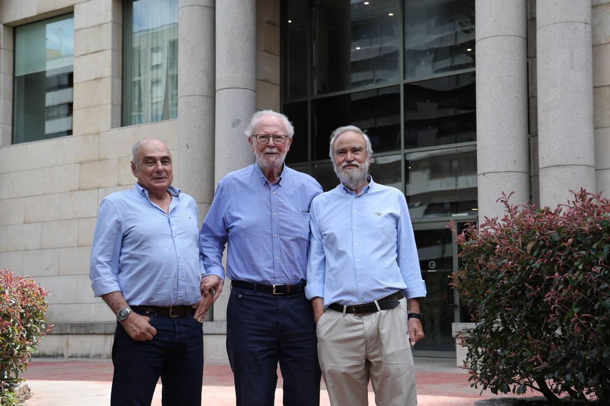 Vigo, Círculo de Empresarios. Encuentro de la morriña de Pescanova y de los tres históricos organizadores del evento (prefieren la foto en la que están todos abajo)