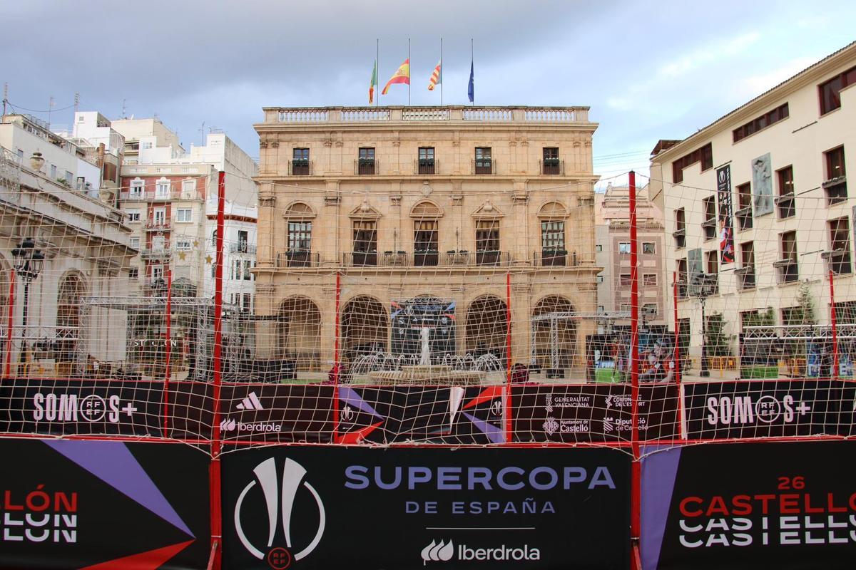 Todo preparado en La Plaza Mayor para la Fan Zone.