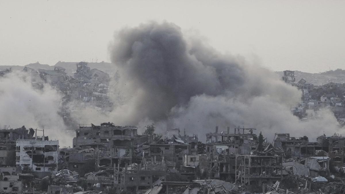 El humo se eleva tras un ataque aéreo del ejército israelí en el norte de la Franja de Gaza