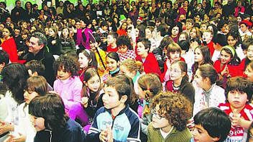 Escolares en una fiesta en el colegio Río Piles.