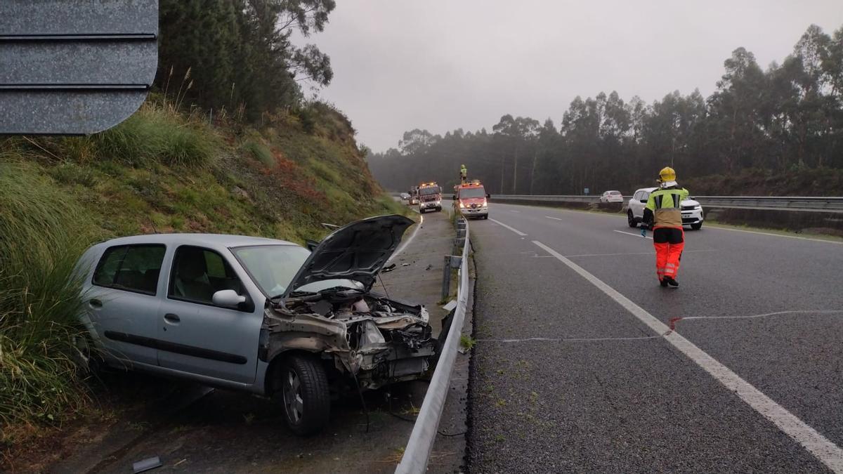 Un conductor tuvo que ser excarcelado en Ribeira tras salirse de la vía con su vehículo