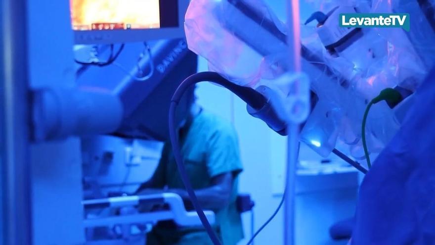 La Fe implanta la cirugía robótica para restaurar la fertilidad en mujeres que han superado el cáncer