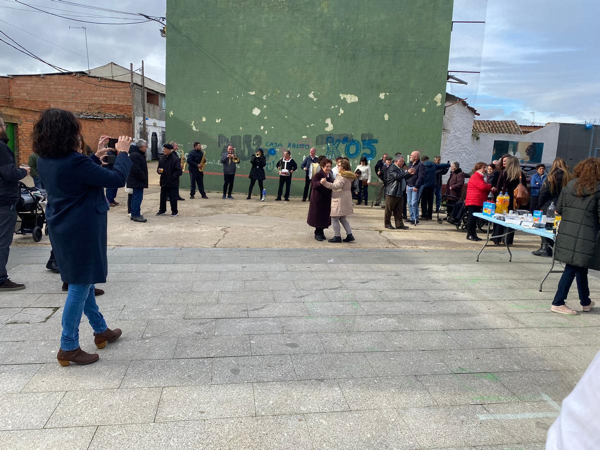 Aspecto del frontó durante el vino españo y el baile con charanga por la mañana.