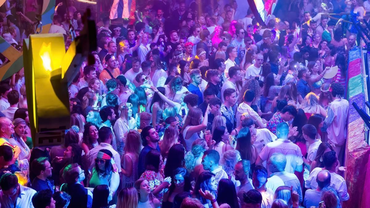 Cientos de jóvenes disfrutan de una noche de fiesta en una imagen de archivo.