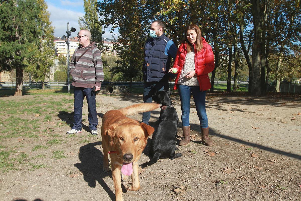 Dueños de mascotas en el parque canino del Puente Viejo. // IÑAKI OSORIO