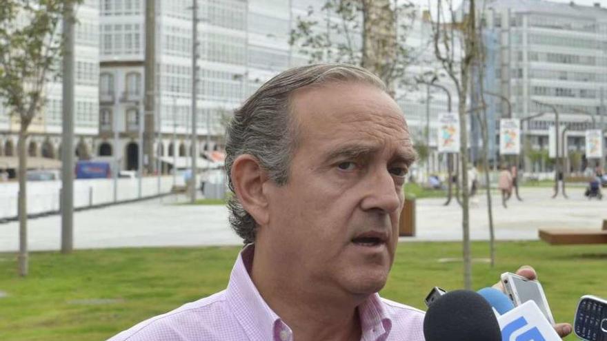 El presidente del Puerto, Enrique Losada, ayer con la Marina a su espalda.