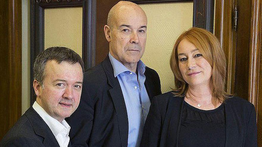 Antonio Resines, junto a Gracia Querejeta y Edmon Roch.