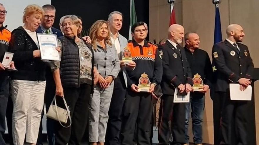 La presidenta de ProDunas, Susanne Stamm, recoge un premio otorgado por Protección Civil.