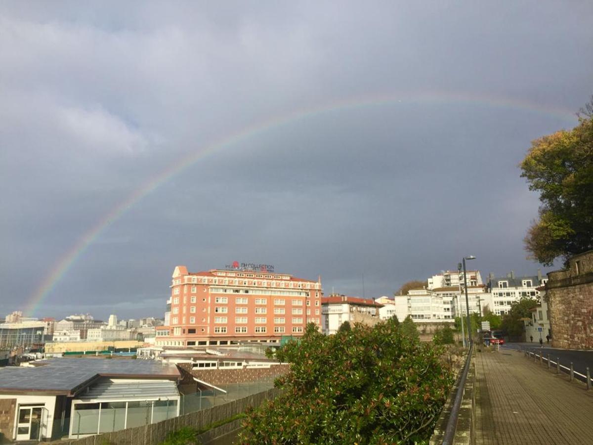Arco iris, hoy, sobre A Coruña.