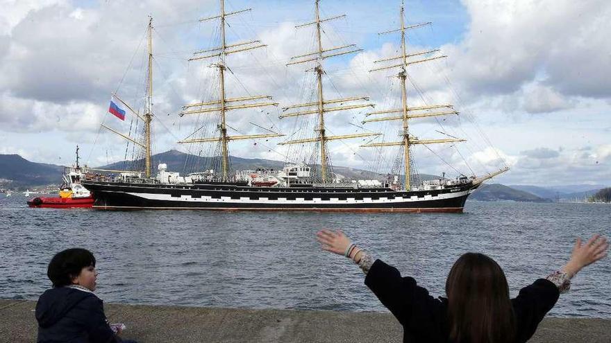 El buque escuela &quot;Kruzenshtern&quot; vio ayer retrasada su llegada a Vigo por el mal tiempo. // Marta G. Brea