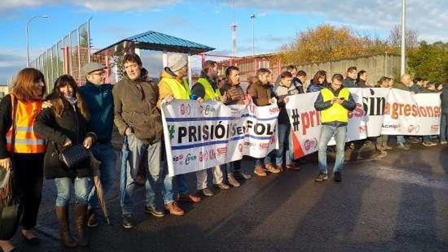 Protesta de los funcionarios ayer ante la prisión. // Cedida