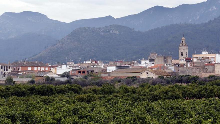 Vista de la localidad de Llaurí, con la Serra de Corbera al fondo, en una imagen de archivo. | VICENT M. PASTOR